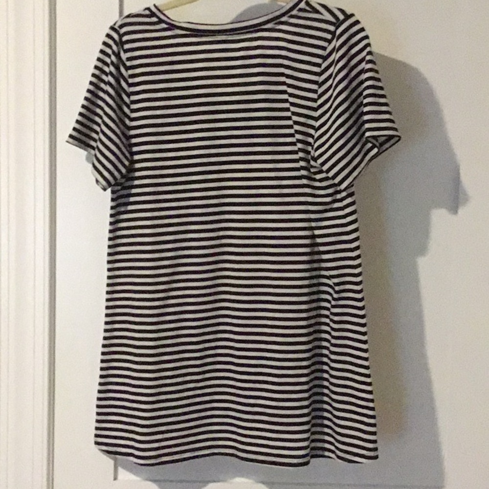 LulaRoe v neck T shirt black and white L - Picture 3 of 3